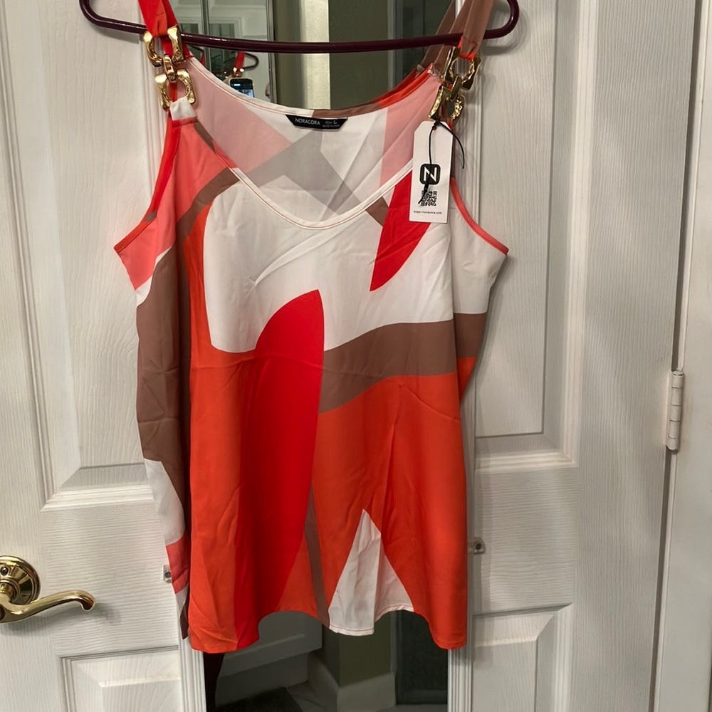 NWT gorgeous sexy, top with two gold Lg links on shoulder.